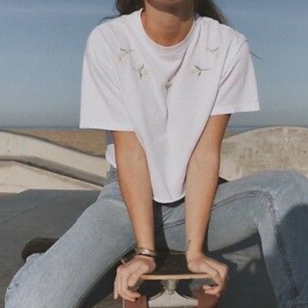 Brandy Melville Aleena White Embroidered Daisy Tee Like New